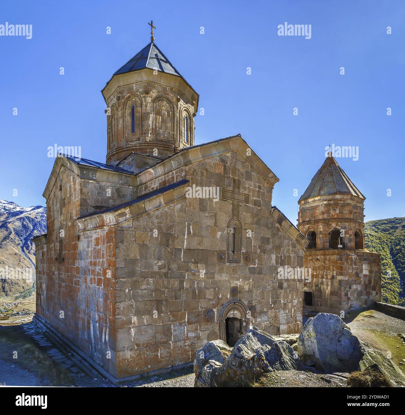 Die Gergeti Trinity Church wurde im 14. Jahrhundert auf einer Höhe von 2170 Metern unter dem Mount Kazbegi in Georgien, Asien, erbaut Stockfoto