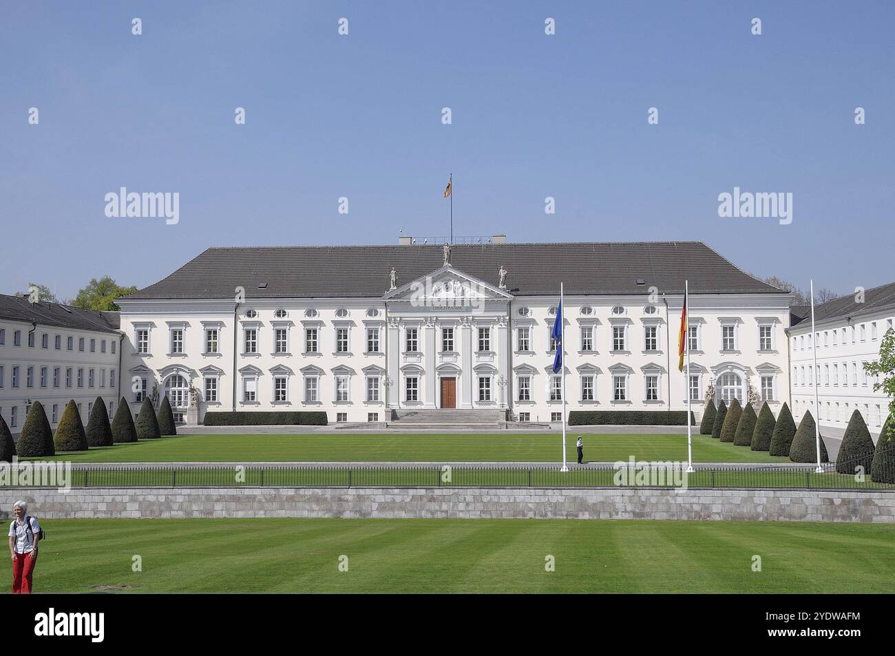 Schloss Bellevue mit weitläufigen Rasenflächen und wehenden Fahnen in Berlin, Berlin, Deutschland, Europa Stockfoto