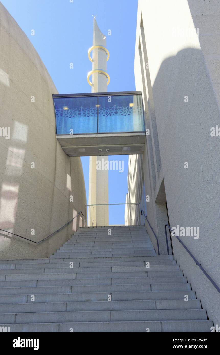 Seiteneingang mit Treppe und Minarett der zentralen Moschee in Köln, Ehrenfeld Stockfoto