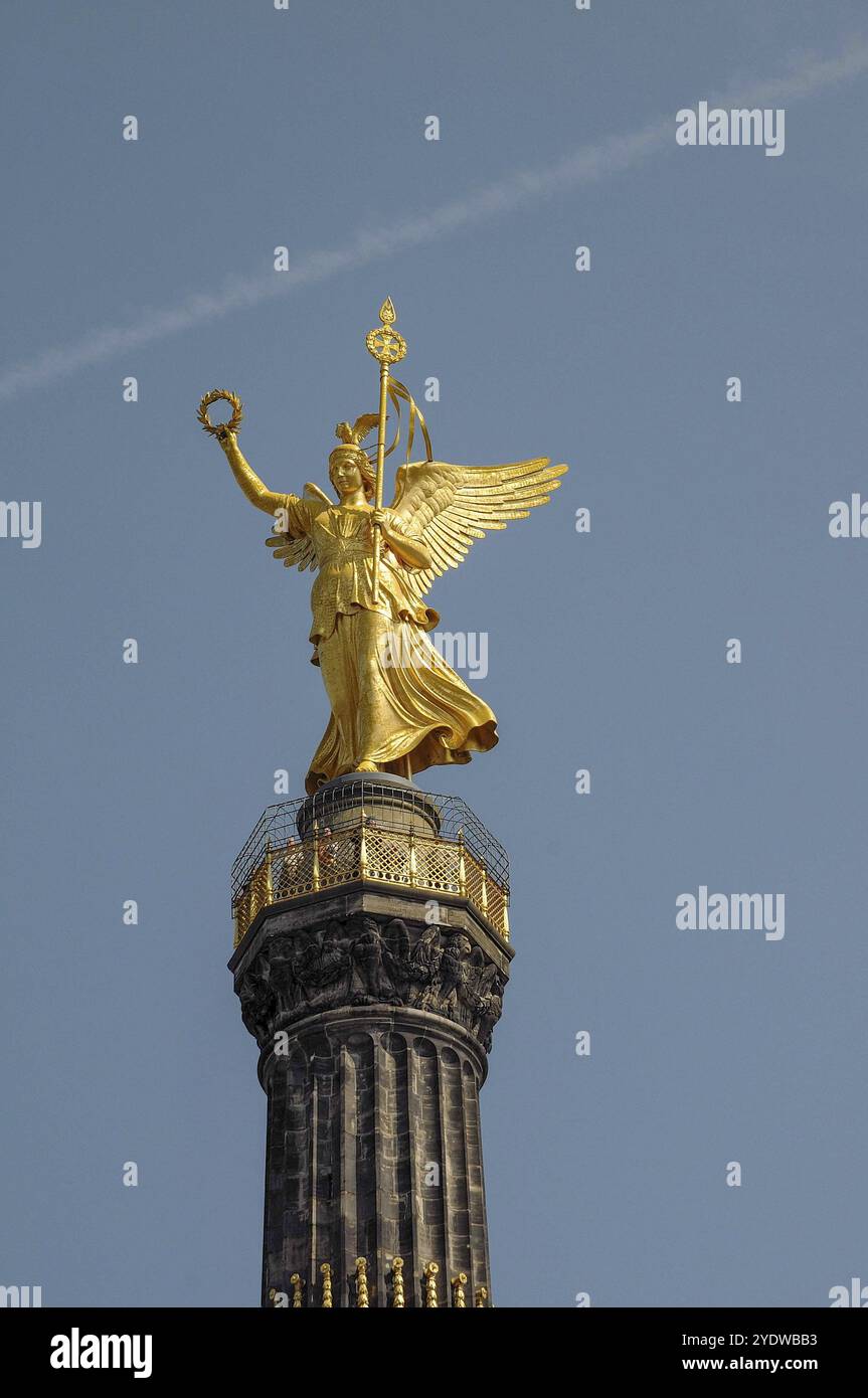 Nahaufnahme der goldenen Siegesgöttin auf der Berliner Siegessäule unter hellem Himmel, Berlin, Deutschland, Europa Stockfoto