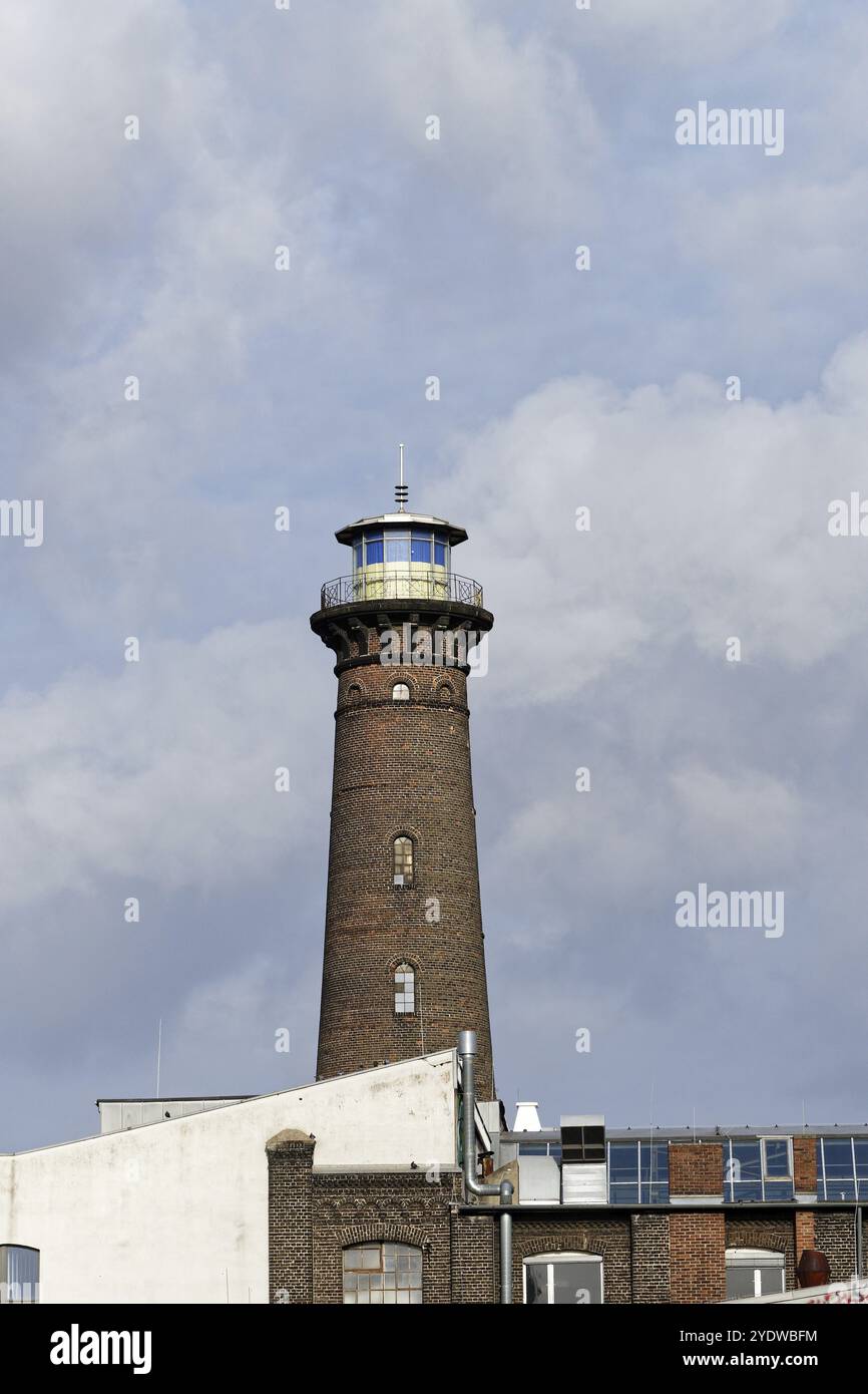 Der Kölner Leuchtturm Ehrenfeld Helios mit der ukrainischen Flagge in der Glaskanzel Stockfoto