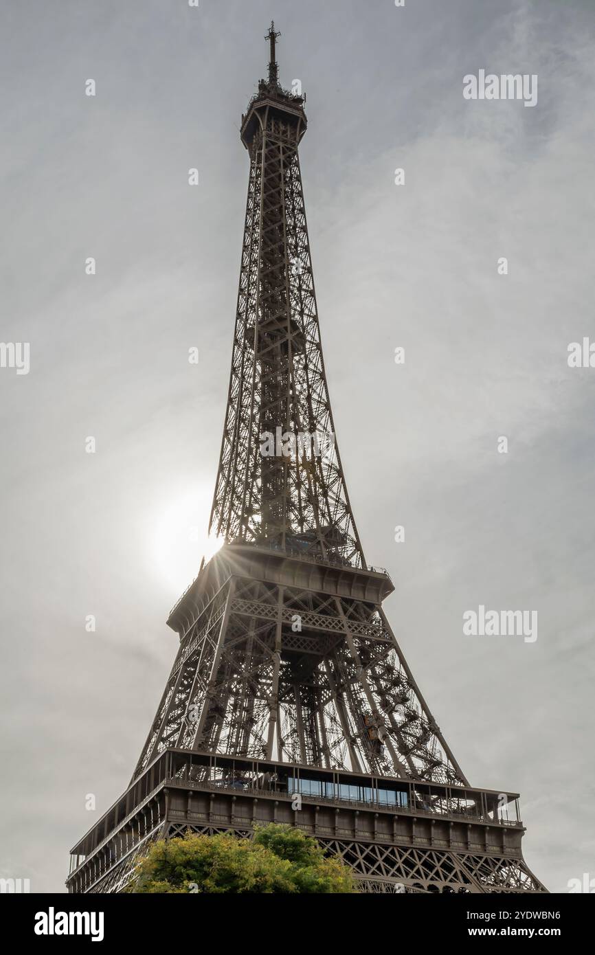 Sonnenstrahlen filtern durch die Struktur des berühmten Eiffelturms in Paris, Frankreich Stockfoto