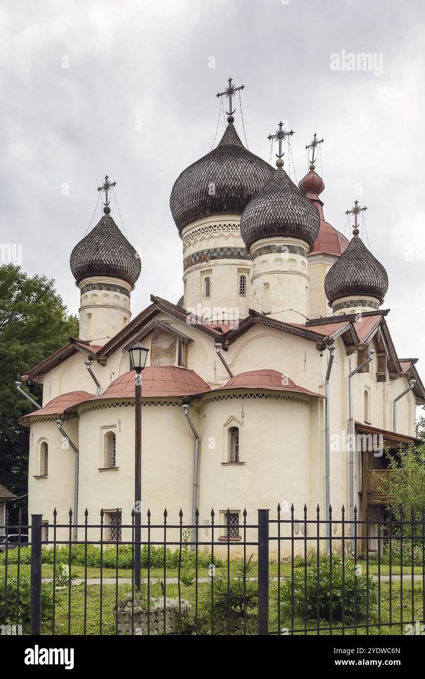 Kirche St. Theodore Stratilates in der Schirkova-Straße in Veliky Nowgorod, Russland. Die Kirche ist ein schönes Beispiel für die Architektur des frühen 15. Jahrhunderts Stockfoto