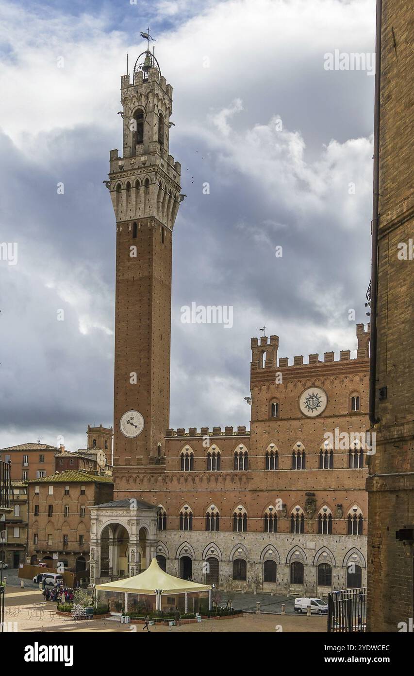 Der Palazzo Pubblico (Rathaus) ist ein Palast in Siena. Der Bau wurde 1297 begonnen. Torre del Mangia, wurde zwischen 1325 und 1344 in Italien, EUR gebaut Stockfoto