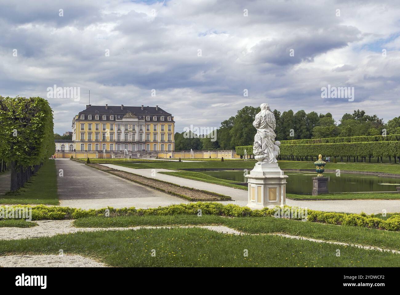 Blick auf Schloss Augustusburg mit Brunnen und Blumengarten, Brühl, Deutschland, Europa Stockfoto