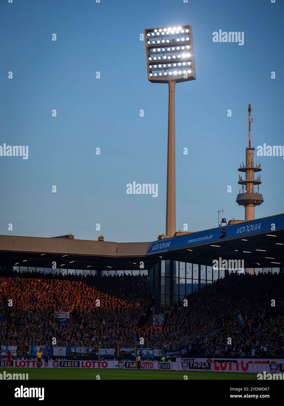 Bochum, Deutschland. Oktober 2024. Flutlicht VfL Bochum - FC Bayern München 27.10.2024 Copyright (nur für journalistische Zwecke) von : Moritz Müller, Stockfoto