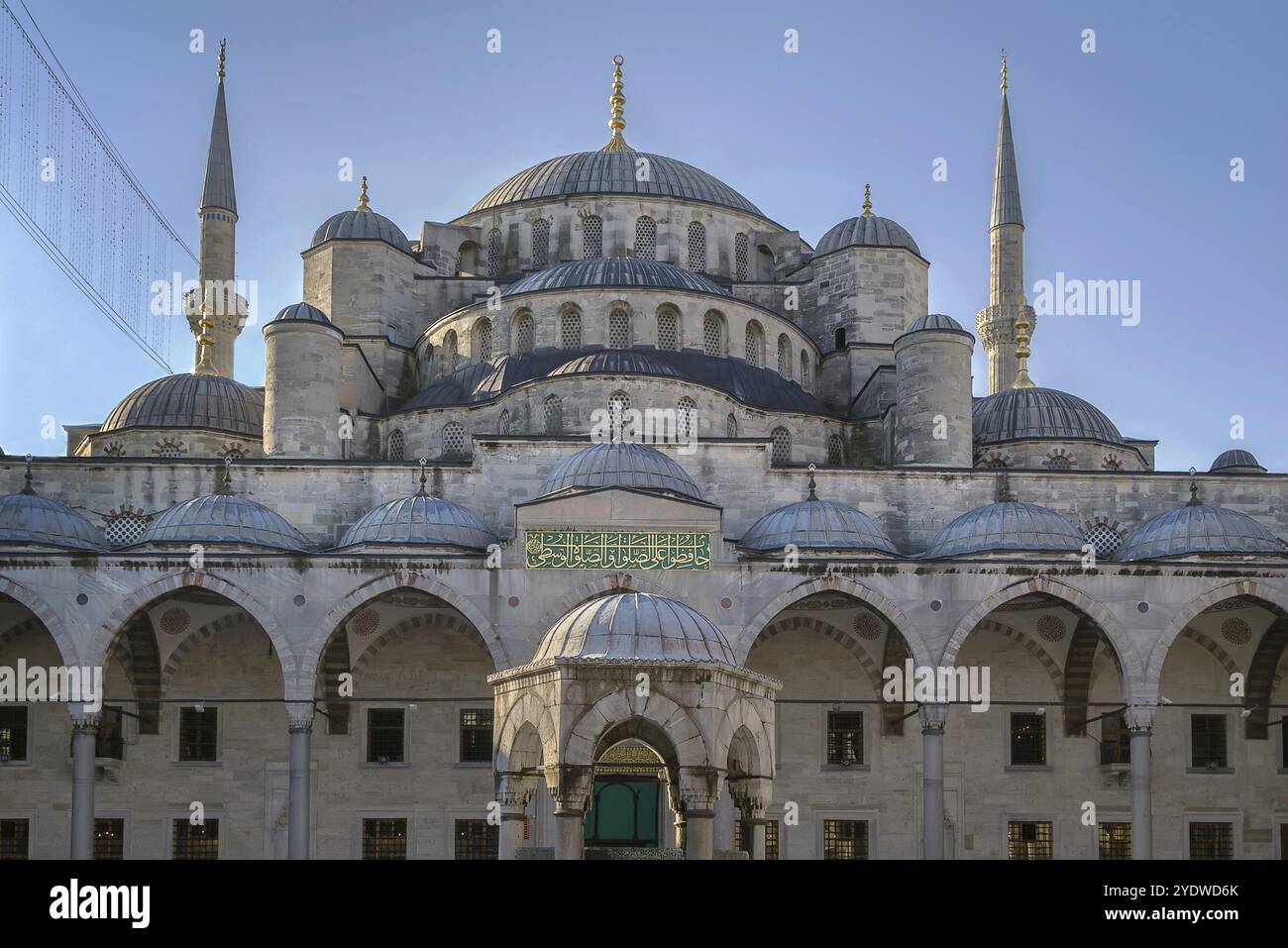 Die Sultan-Ahmed-Moschee, auch bekannt als Blaue Moschee, ist eine historische Moschee in Istanbul. Blick vom Innenhof Stockfoto