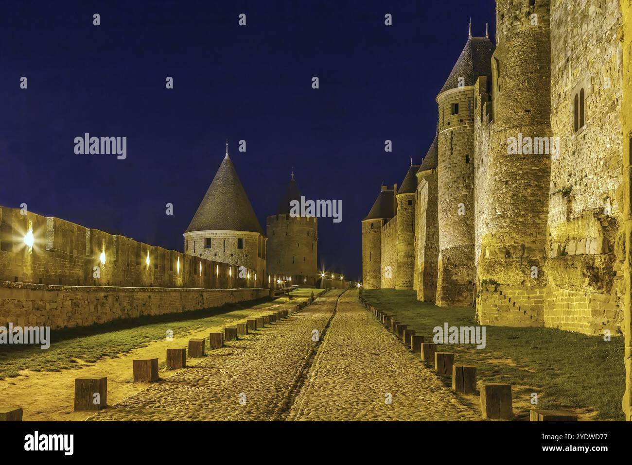 Cite de Carcassonne ist eine mittelalterliche Zitadelle in der französischen Stadt Carcassonne. Türme und Mauern am Abend Stockfoto