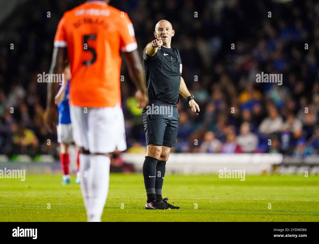 Portsmouth, Großbritannien. Oktober 2024. Schiedsrichter Tim Robinson beim Spiel Portsmouth FC gegen Sheffield Wednesday FC SKY Bet EFL Championship in Fratton Park, Portsmouth, England, Großbritannien am 25. Oktober 2024 Credit: Every Second Media/Alamy Live News Stockfoto