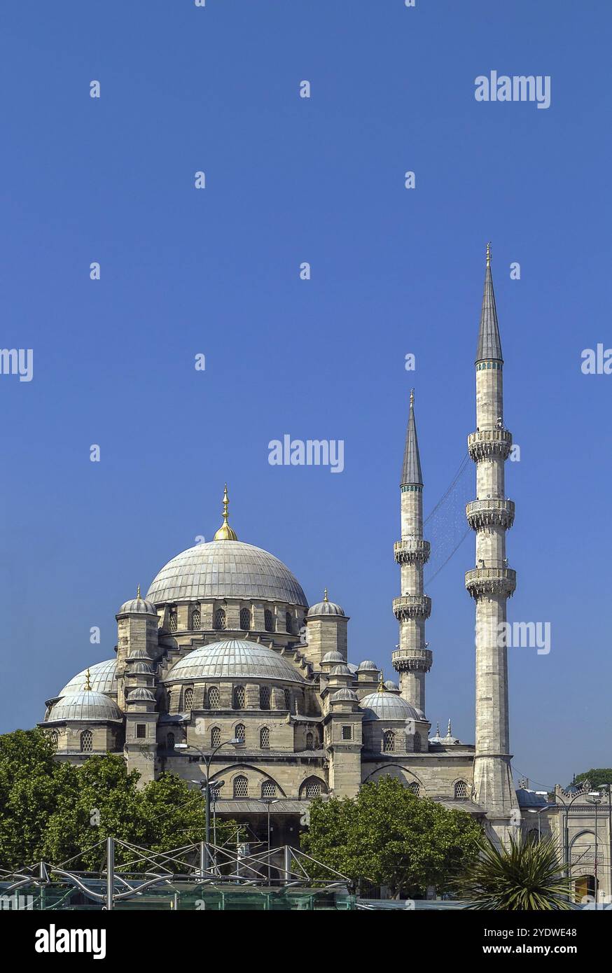 Die Yeni Cami, was neue Moschee bedeutet, ist eine osmanische Kaisermoschee in Istanbul, Türkei. Es liegt am Goldenen Horn, am südlichen Ende von Stockfoto