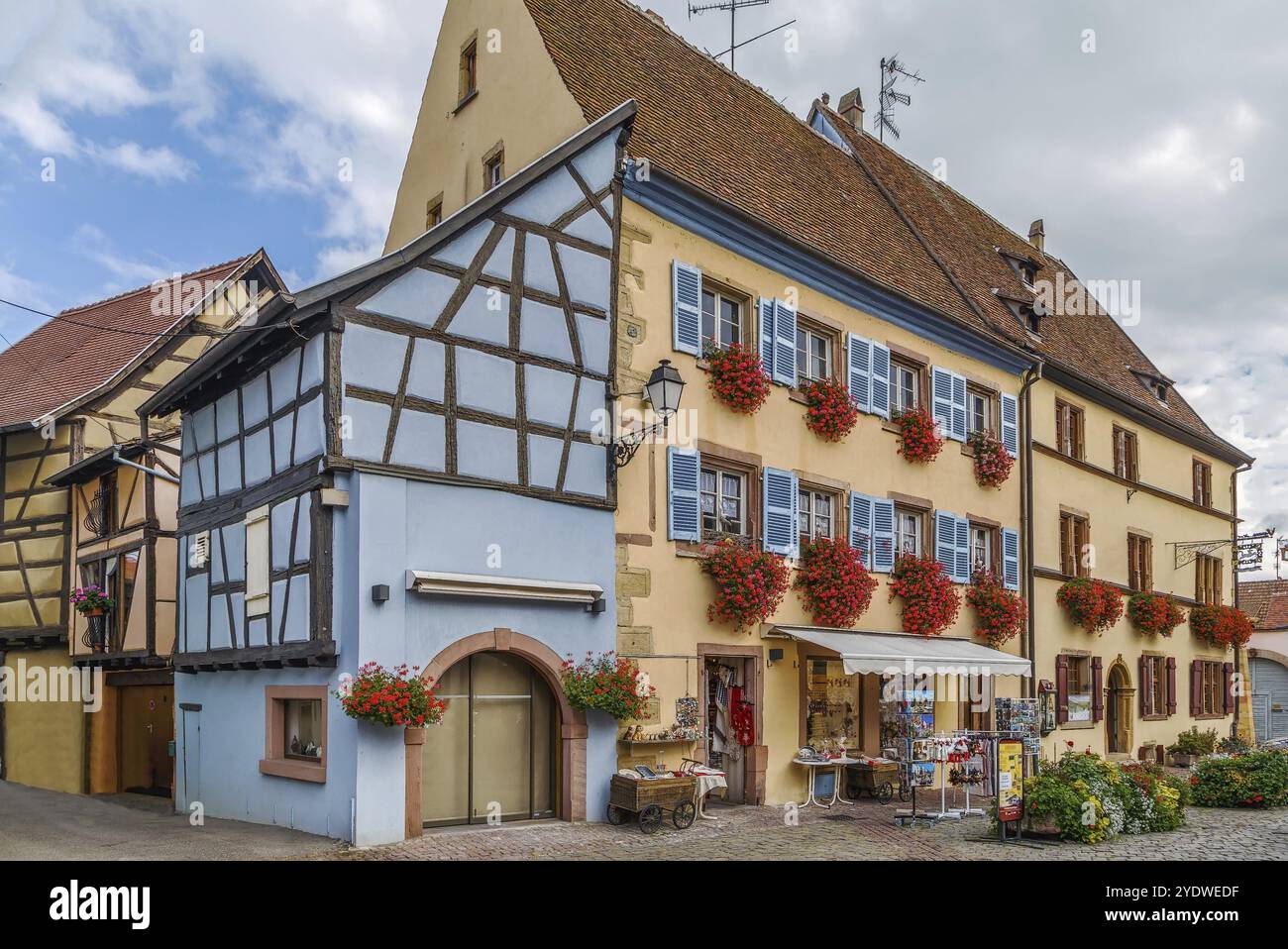 Malerische historische Straße in Eguisheim, Elsass, Frankreich, Europa Stockfoto