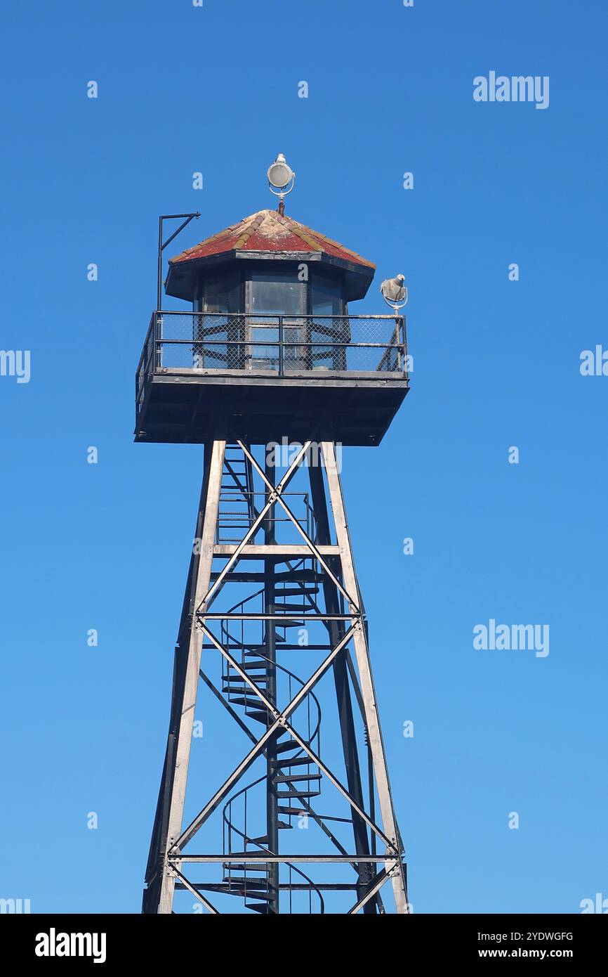 Das Wachhaus oder der Wachturm auf der Insel Alcatraz oder der Felsen in der Bucht von San Fransisco. Hochformat und wieder isoliert Stockfoto
