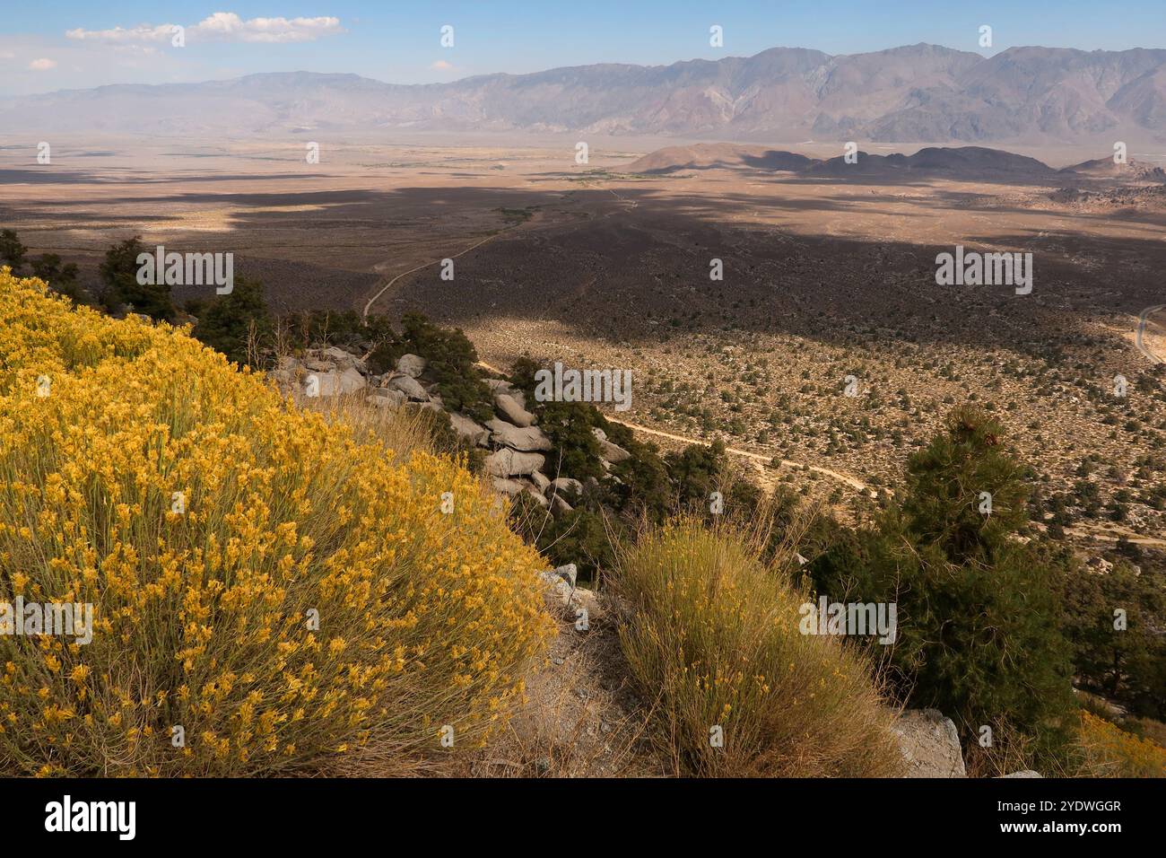 Ein atemberaubender Blick auf die Landschaft von der Fahrt nach Mount Whitney, Kalifornien, mit Blick auf das Owens Valley und die Mojave-Wüste. Stockfoto