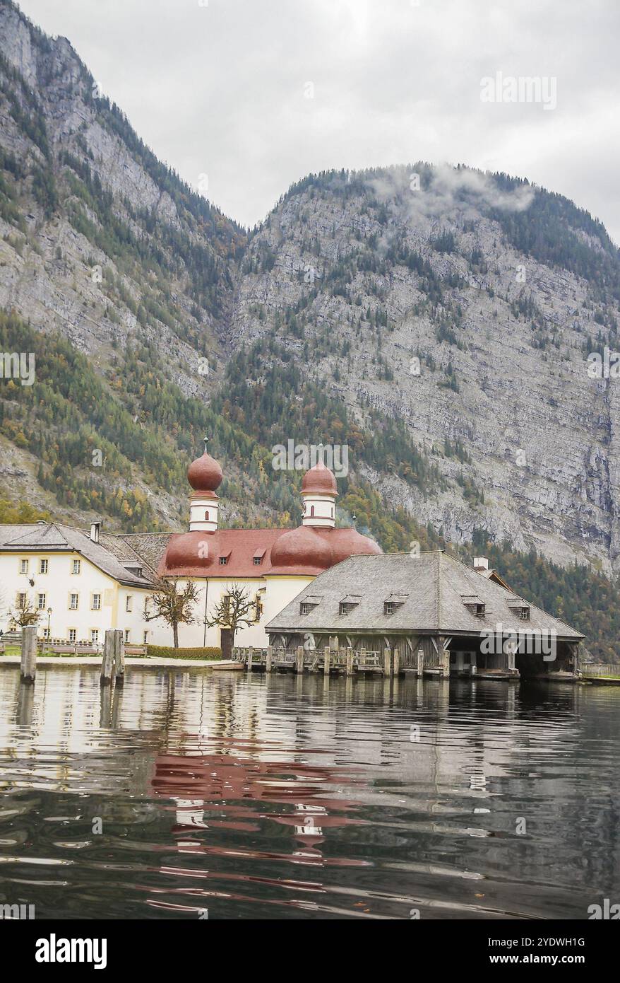 St. Bartholomäus ist eine katholische Wallfahrtskirche im bayerischen Landkreis Berchtesgadener Land. Die Kirche befindet sich am Westufer Stockfoto