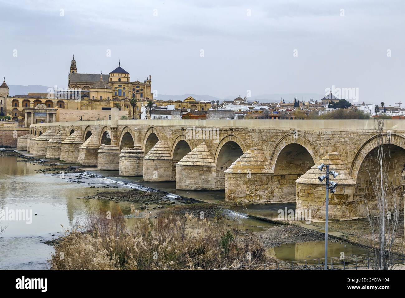 Die römische Brücke und der Fluss Guadalquivir im historischen Zentrum von Cordoba, Andalusien, Spanien, Europa Stockfoto