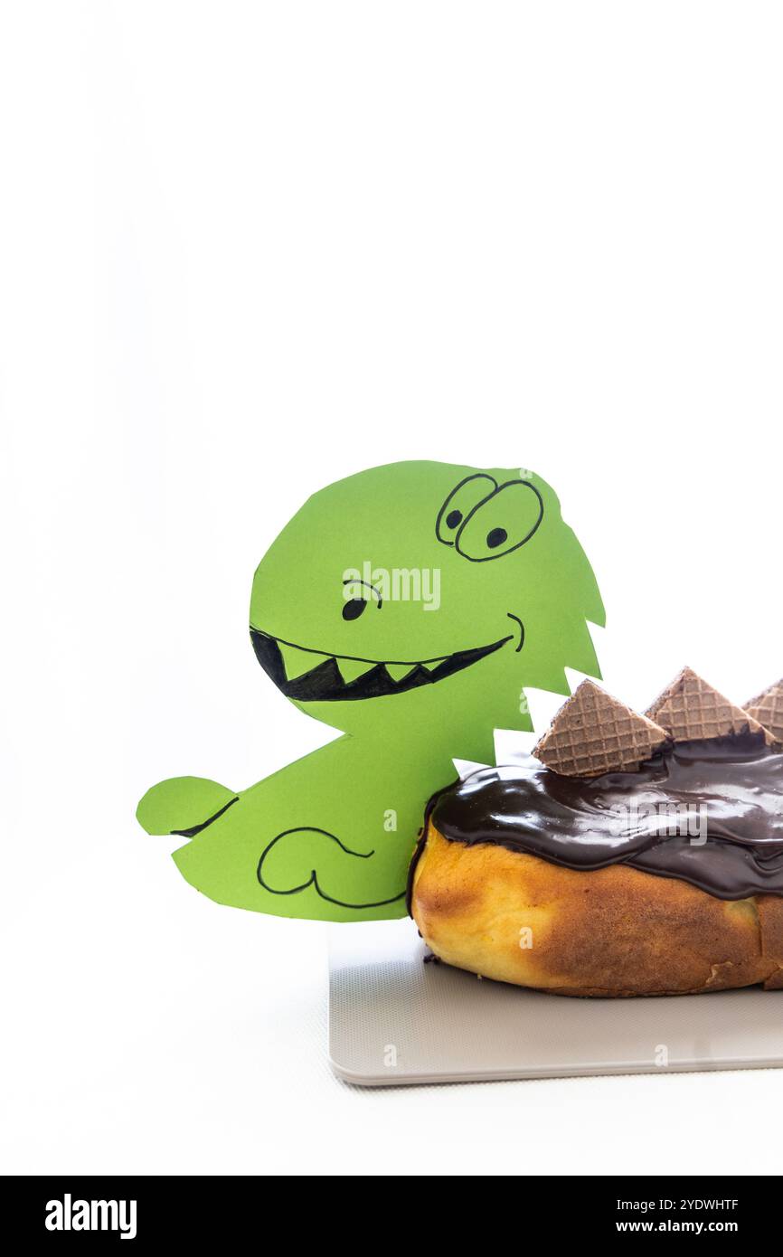 Hausgemachte Dinosaurier-förmige Orangenkuchen mit Schokoladenganache, auf weißem Hintergrund mit viel Platz für Text, ideal für Kindergeburtstage Stockfoto