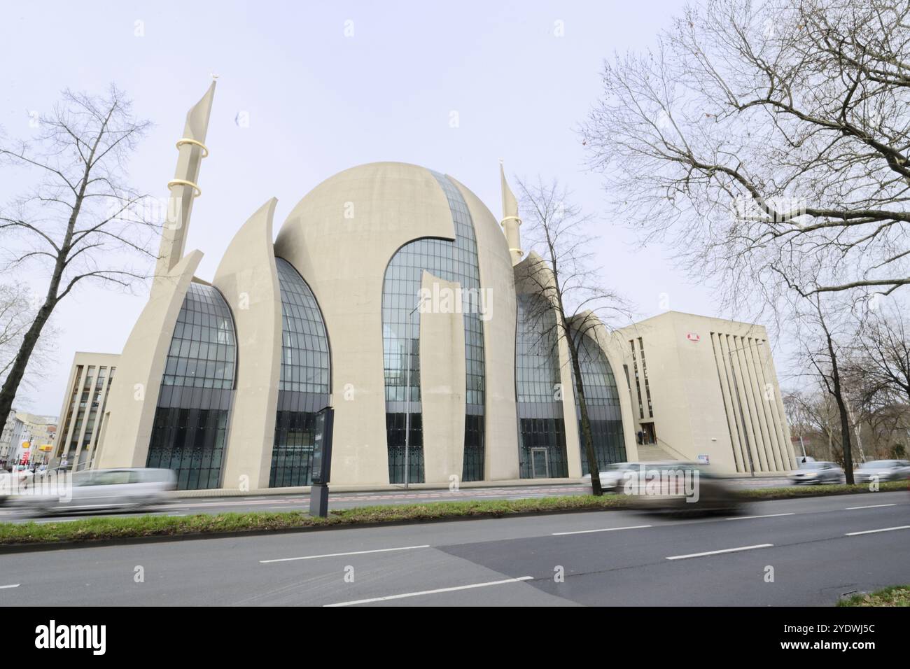 Zentrale Moschee in Köln Ehrenfeld an der befahrenen Innenkanalstraße Stockfoto