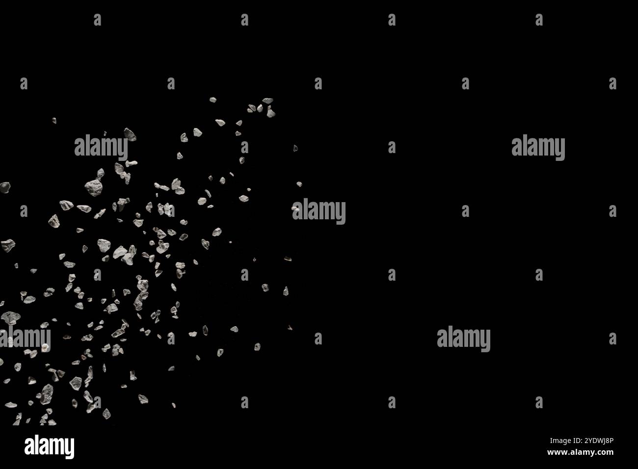 Zersplitterter Steinschutt explodiert vor schwarzem Hintergrund Stockfoto