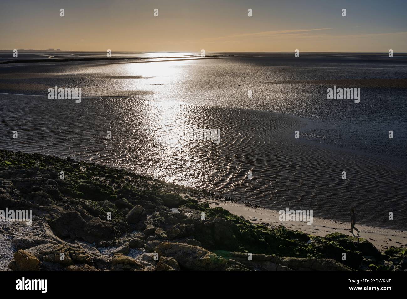 Das Jack Scout Gebiet der Küste bei Silverdale in der Morecambe Bay. Strahlendes Wasser, während sich die Sonne auf dem Jack Scout-Gebiet der Küste in Silverdale auf Morec spiegelt Stockfoto