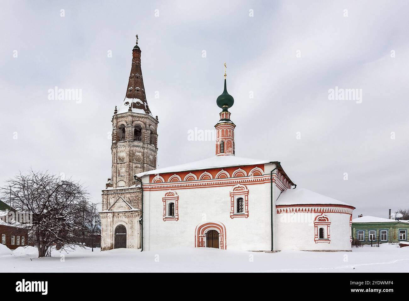 Die St. Nikolaus Kirche befindet sich an einem Wall, der 1720-1739 erbaut wurde Stockfoto