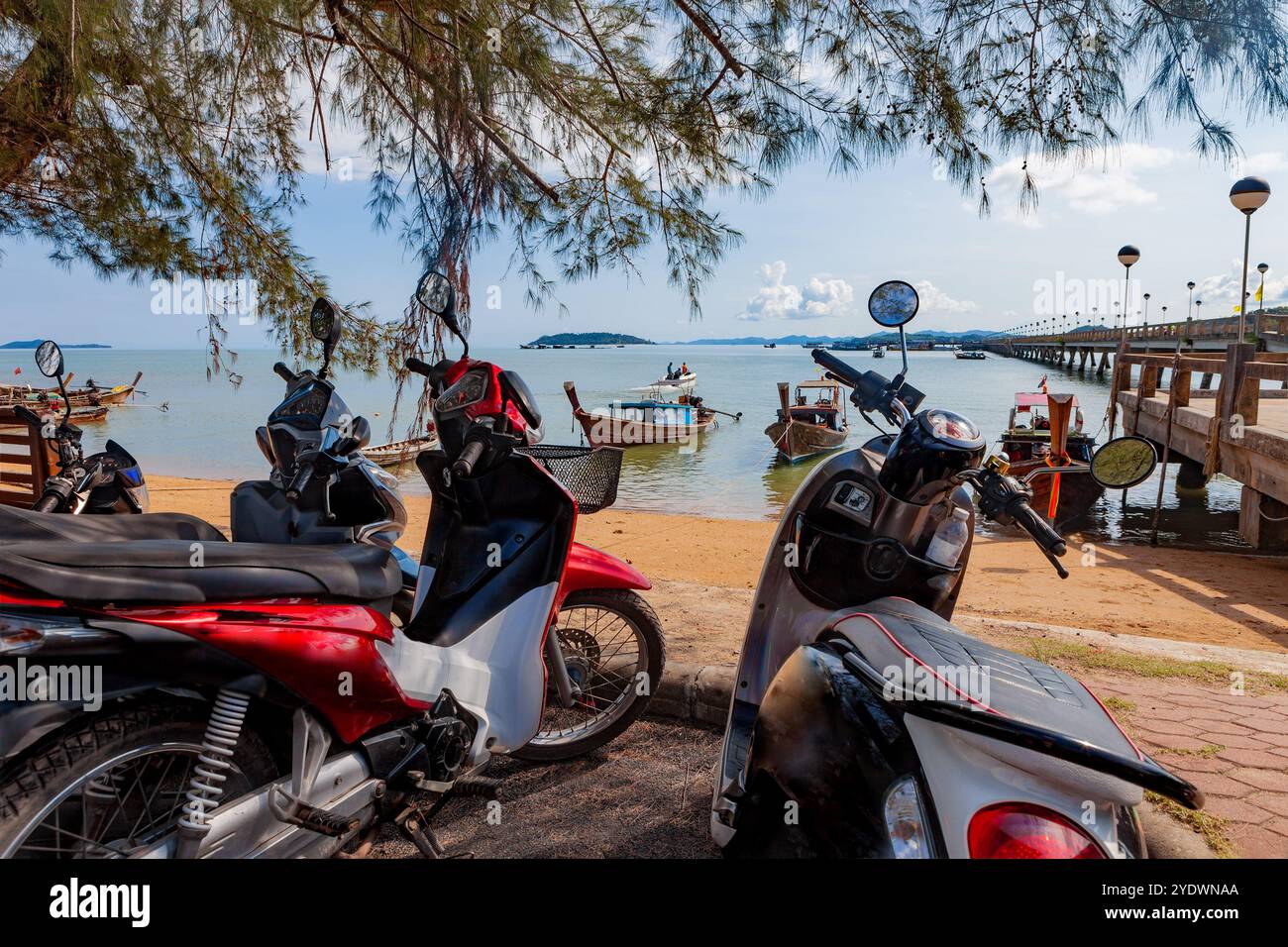 Landschaft Thailand Meer und Insel mit typischen Booten.Abenteuer und Reiseziel.malerische Landschaft.Phuket Seascape. Stockfoto