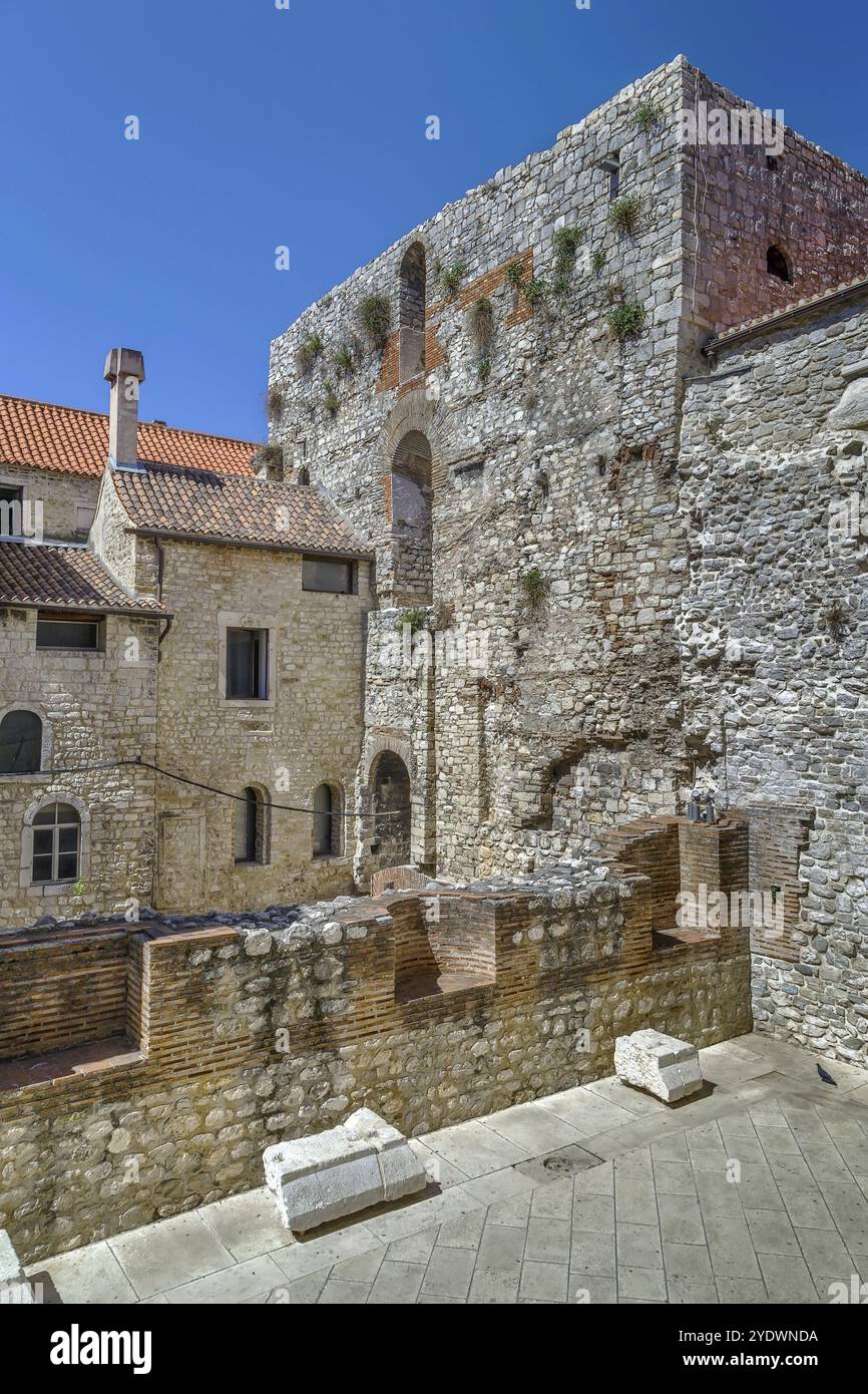 Der Diokletianpalast ist ein alter Palast, der für den römischen Kaiser Diokletian an der Wende zum vierten Jahrhundert n. Chr. in Split, Kroatien, Europa erbaut wurde Stockfoto
