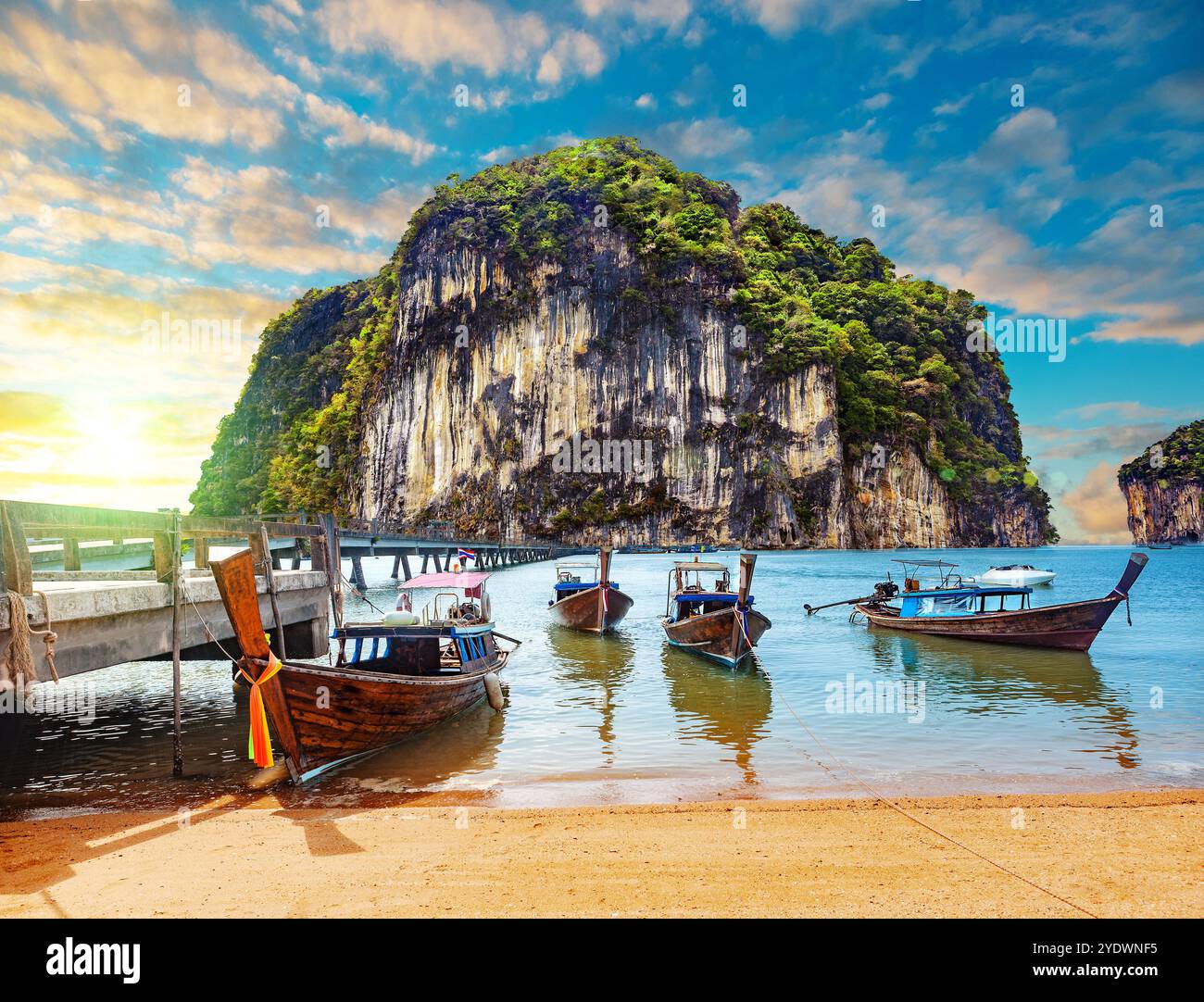 Landschaft Thailand Meer und Insel mit typischen Booten.Abenteuer und Reiseziel.malerische Landschaft.Phuket Seascape. Stockfoto