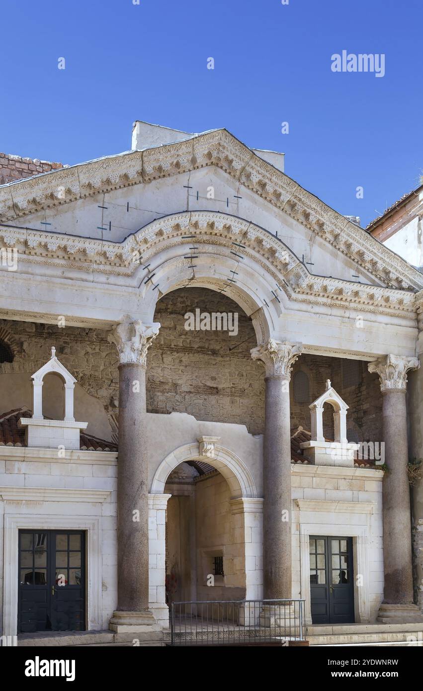 Der Diokletianpalast ist ein alter Palast, der für den römischen Kaiser Diokletian an der Wende zum vierten Jahrhundert n. Chr. in Split, Kroatien, Europa erbaut wurde Stockfoto