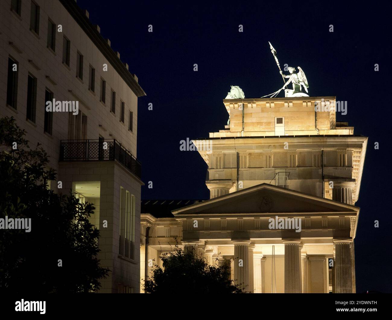 Kleine, beleuchtete Skulptur auf einem Gebäude am Abend in Berlin, Berlin, Deutschland, Europa Stockfoto