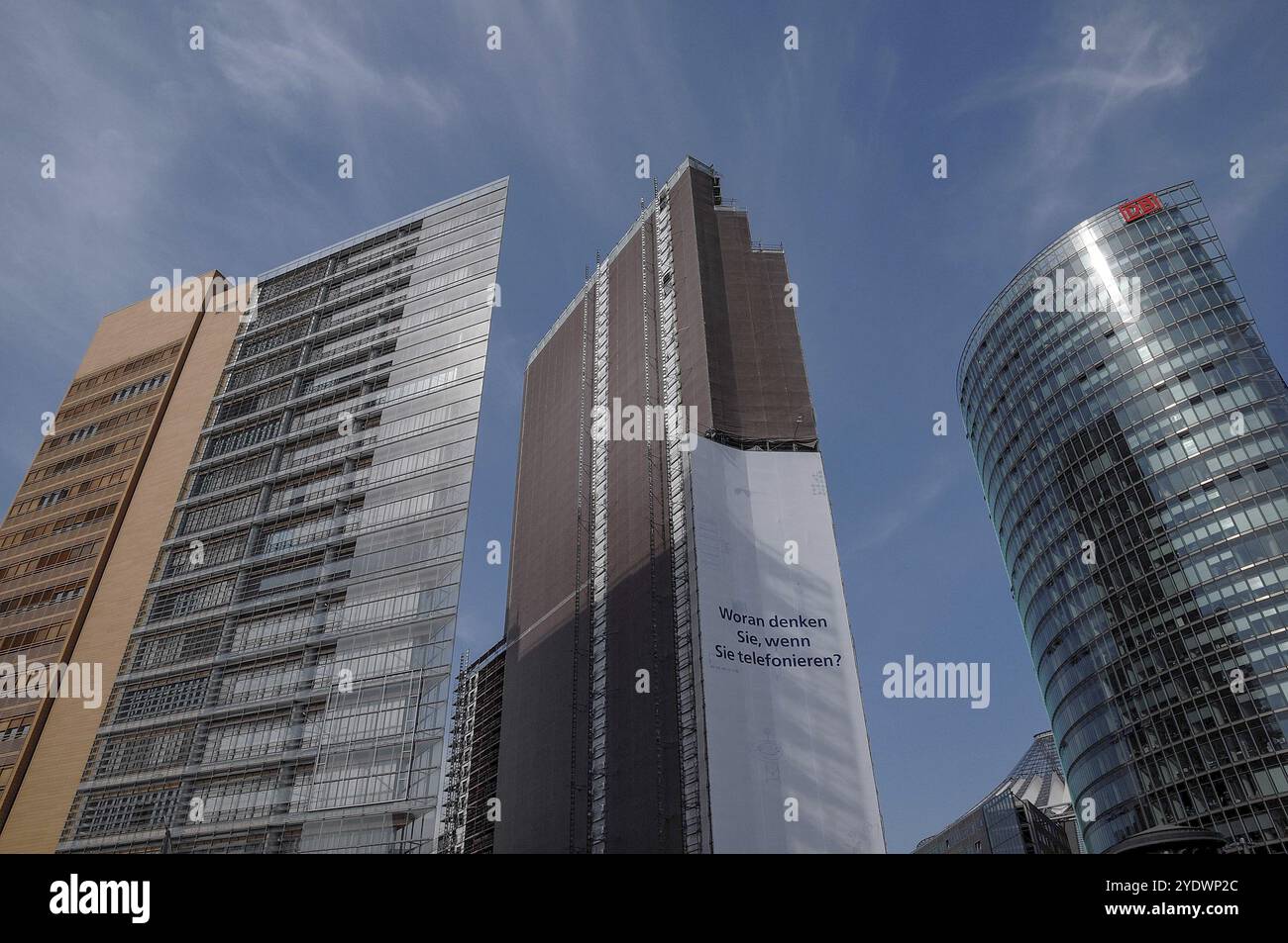 Moderne Hochhausgruppe mit verschiedenen Architekturstilen in Berlin, Berlin, Deutschland, Europa Stockfoto
