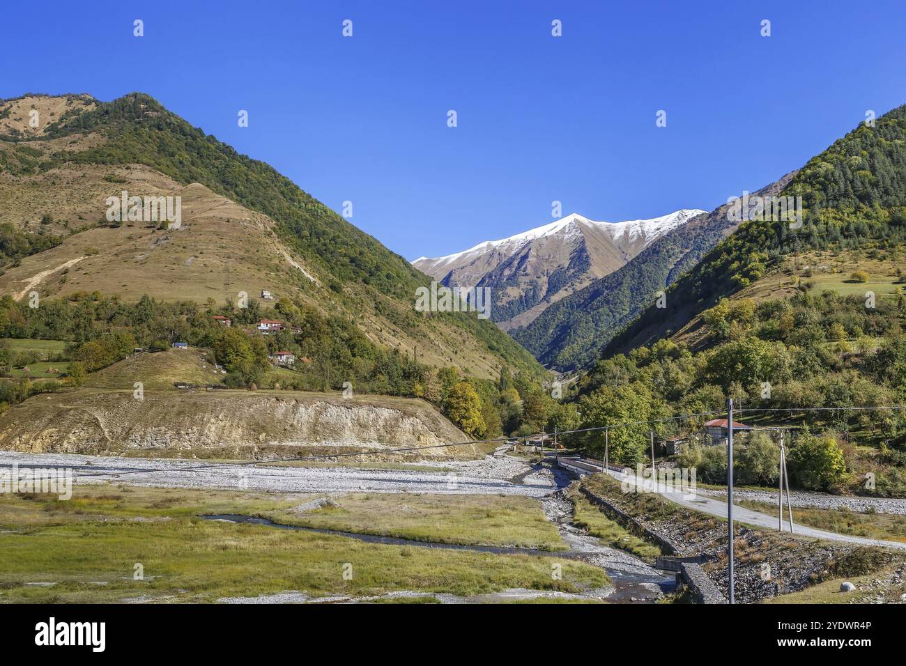 Landschaft mit Bergen im Aragvi-Tal entlang der Georgian Military Road, Georgien, Asien Stockfoto