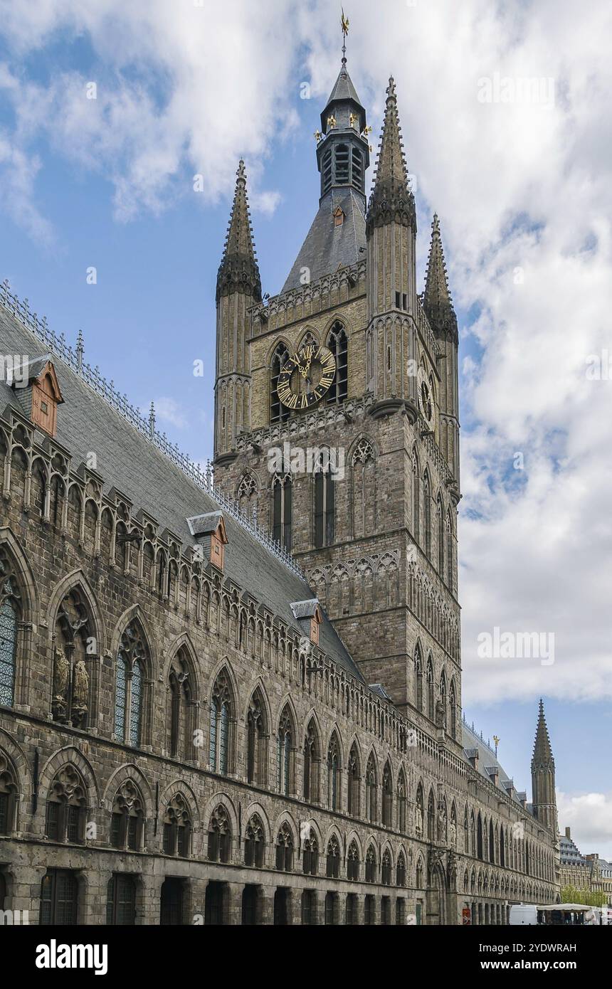 Die Tuchhalle ist eine große Tuchhalle, ein mittelalterliches Geschäftsgebäude in Ypern, Belgien, Europa Stockfoto