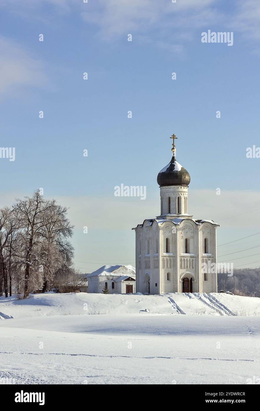 Die Kirche der Fürbitte der Heiligen Jungfrau am Nerl ist eine orthodoxe Kirche und ein Symbol des mittelalterlichen Russlands Stockfoto