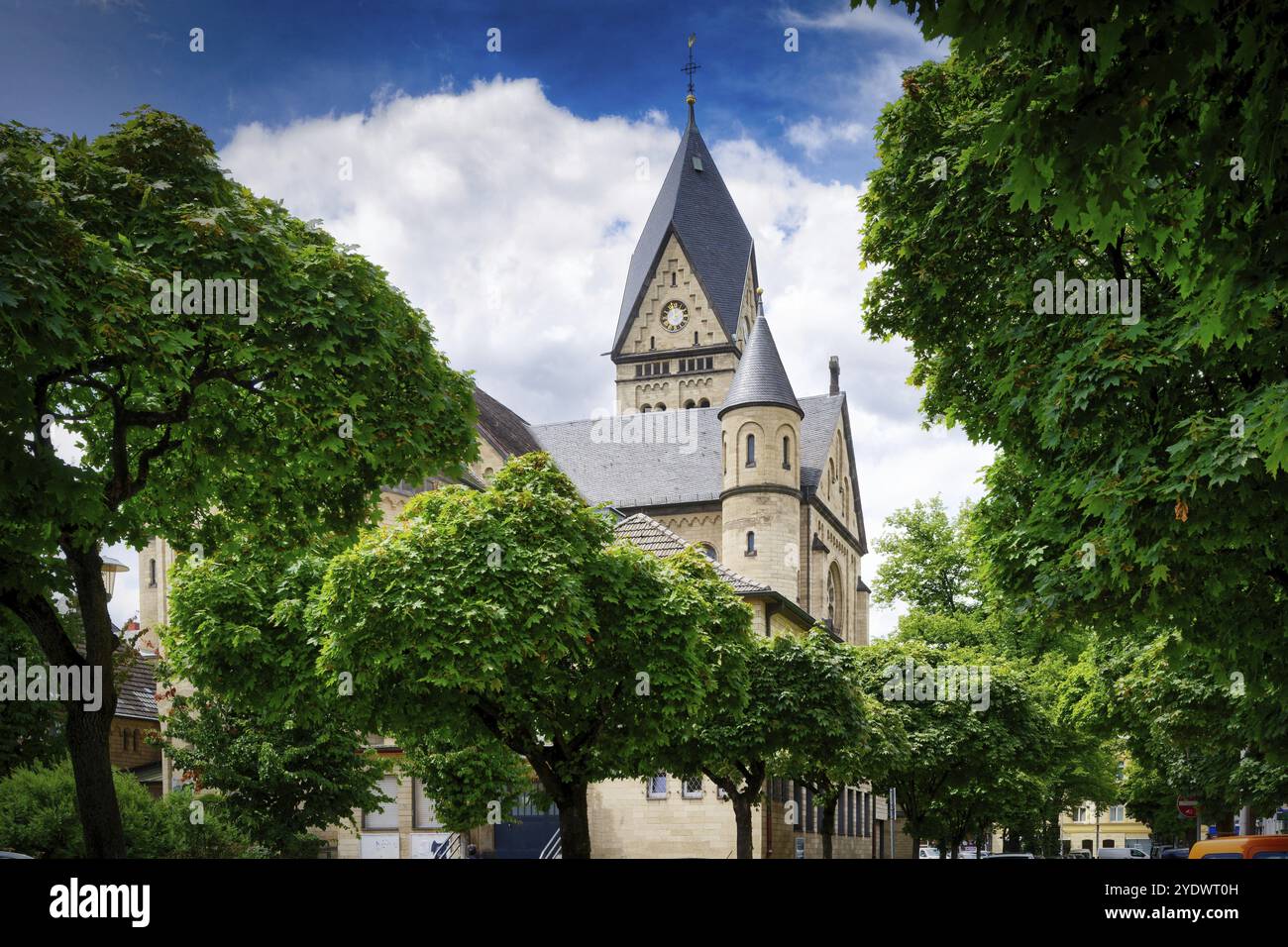 Die neoromanische römisch-katholische Kirche St. Nikolaus im Kölner Stadtteil Suelz Stockfoto