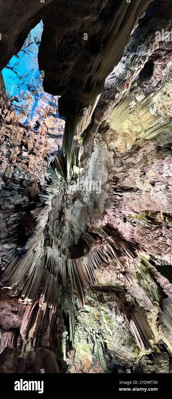 Panoramablick auf die Stalaktiten in den Höhlen von St. Michael vom berühmten Upper Rock Nature Reserve im englischen Territorium von Gibraltar, Spanien Stockfoto