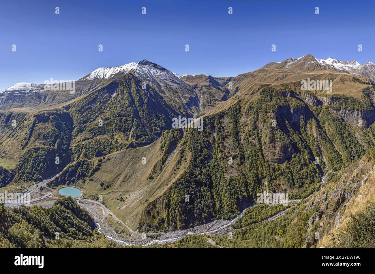 Berglandschaft von Georgien-Russland Freundschaftsdenkmal bei Gudaur, Georgien, Asien Stockfoto