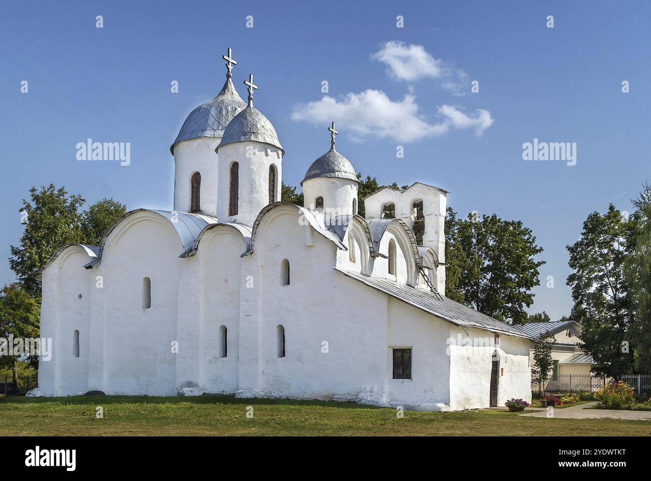 Die Geburtskirche des heiligen Johannes des Täufers ist eine der ältesten Kirchen Russlands, die aus der ersten Hälfte des 12. Jahrhunderts stammt, Pskow Stockfoto