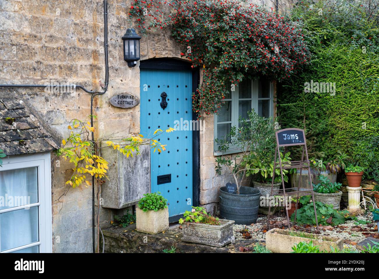 Ferienhaus in Bourton auf dem Hügel im Herbst. Cotswolds, Gloucestershire, England Stockfoto