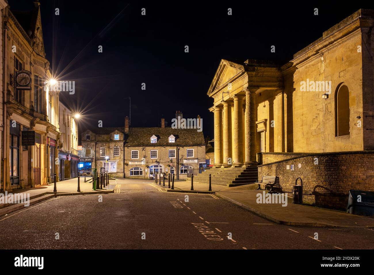 Das Rathaus und Fox Inn auf dem Marktplatz in der Nacht im Herbst. Chipping norton, Cotswolds, Oxfordshire, England Stockfoto