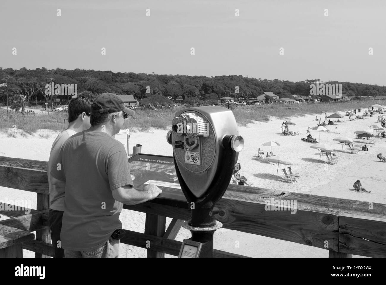 Das kaukasische Paar mittleren Alters genießt vom Pier im Myrtle Beach State Park, USA, einen malerischen Blick auf die Küste von South Carolina. Stockfoto