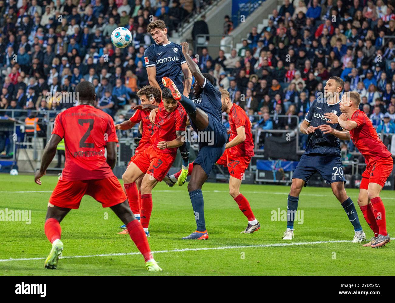 Sport, Fußball, Bundesliga, 2024/2025, VfL Bochum gegen FC Bayern München 0:5, Vonovia Ruhr Stadion, Spielszene, f.l.t.r. Dayotchanculle Oswald Upamecano (FCB), Thomas Müller (FCB), Moritz Broschinski (BO), Minjae Kim (FCB), Ibrahima Sissoko (BO), Konrad Laimer (FCB), Ivan Ordets (BO), Joshua Kimmich (FCB), DFL-VORSCHRIFTEN VERBIETEN DIE VERWENDUNG VON FOTOGRAFIEN ALS BILDSEQUENZEN UND/ODER QUASI-VIDEO Stockfoto