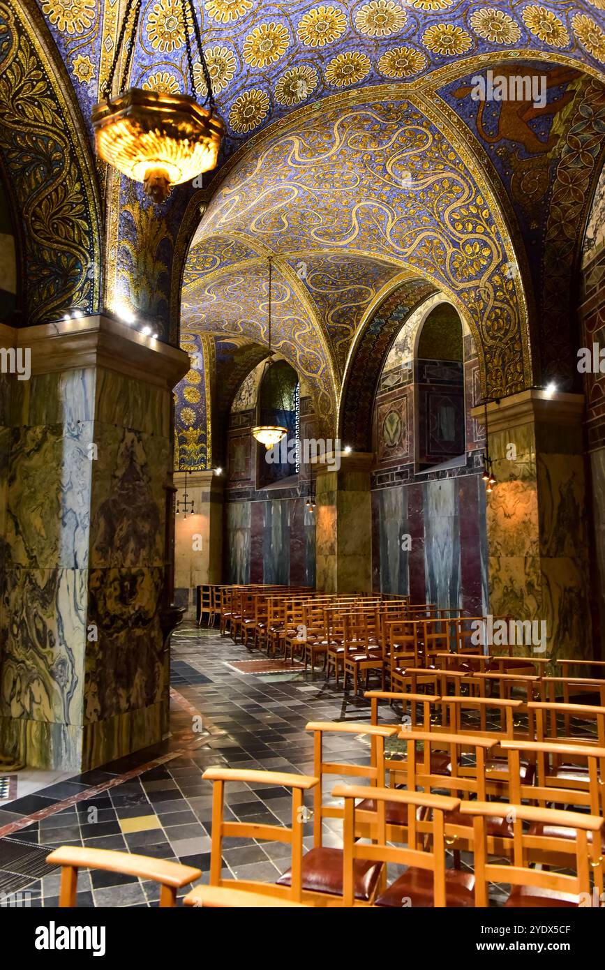 Aufwendig gemusterte Decken im kunstvoll gestalteten Inneren der Pfalzkapelle in Aachen Kathardral, Aahcen, Deutschland, begann der Bau 792 n. Chr. Stockfoto