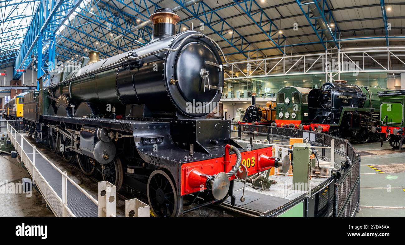 NRM, YORK, UK - 6. OKT 2024. Panoramablick auf eine Sammlung historischer Dampf- und Diesellokomotiven auf der Drehscheibe im National Railway Museum Stockfoto