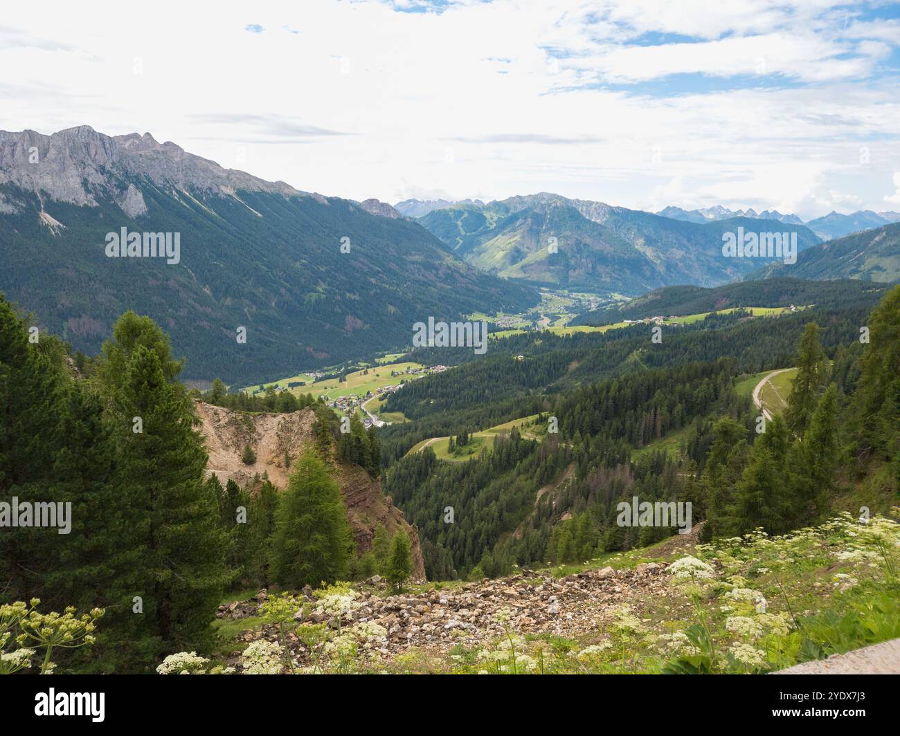 Wandern in Ciampedie in der Nähe des Berges Catinaccio auf dem Weg zur Malga Vael - Val di Fassa - Italien Stockfoto