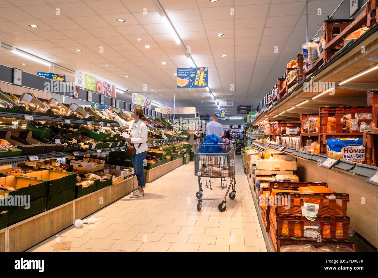 Kunden, die in einem Lidl-Geschäft in England (Großbritannien) einkaufen. Stockfoto