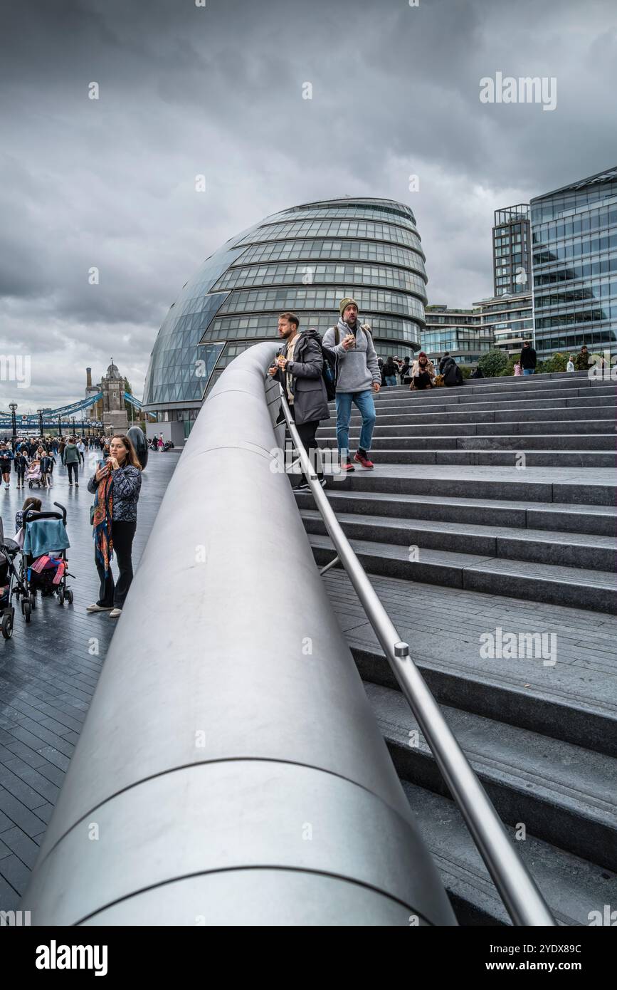 Treppen und ein großer Handlauf führen zu den ikonischen mehr London Riverside Gebäuden am South Bank in London in Großbritannien in Europa. Stockfoto