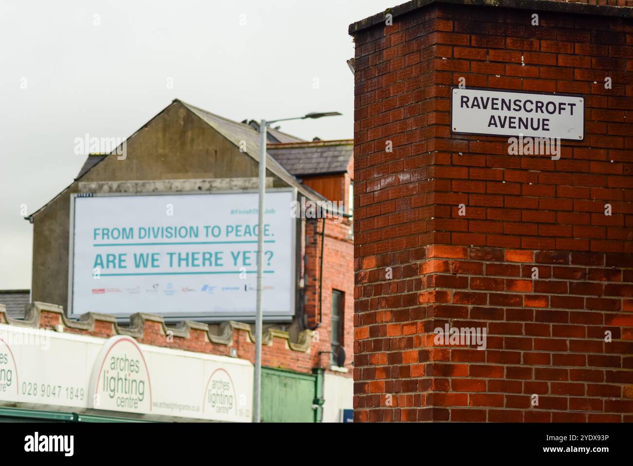 Belfast, Vereinigtes Königreich 28/10/2024 Peace Summit Reklametafel der John and Pat Hume Foundation auf der Newtownards Road als Teil der „Finish the Job“-Kampagne Belfast Northern Ireland Credit:HeadlineX/Alamy Live News Stockfoto