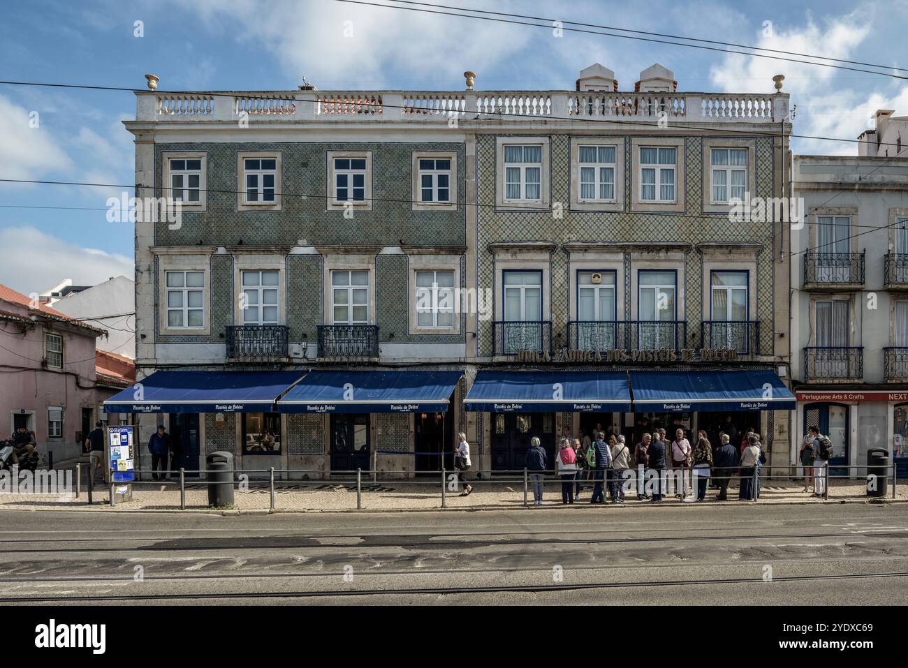 Die Konditorei Cakes de Belem (Pastéis de Belém) ist ein großes Café mit portugiesischen Süßigkeiten wie Torten und Brot. Lissabon-Stadt, Portugal. Stockfoto