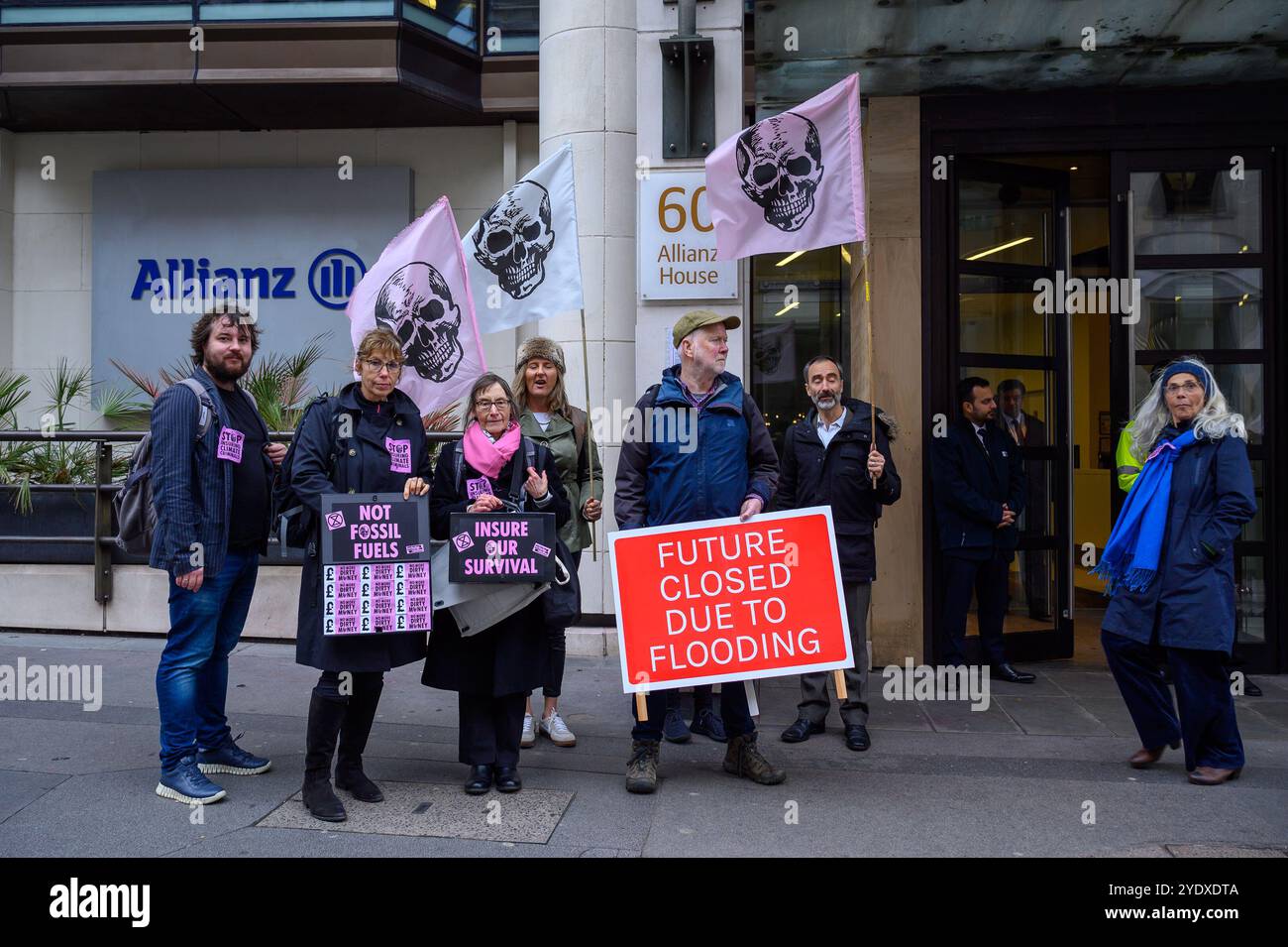 Extinction Rebellion XR in London, Großbritannien, fordert die Versicherungsbranche auf, die Versicherung neuer Projekte für fossile Brennstoffe einzustellen Stockfoto