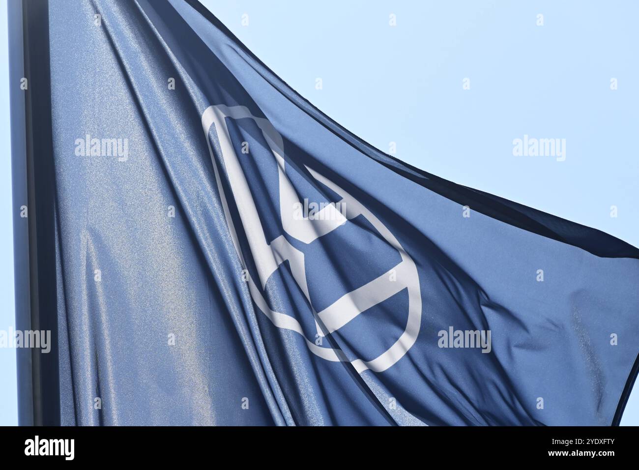 VW-Zeichen auf der Fahne eines Autohändlers, Symbolfoto VW-Krise *** VW-Zeichen auf der Flagge eines Autohändlers, symbolisches Foto VW-Krise Stockfoto